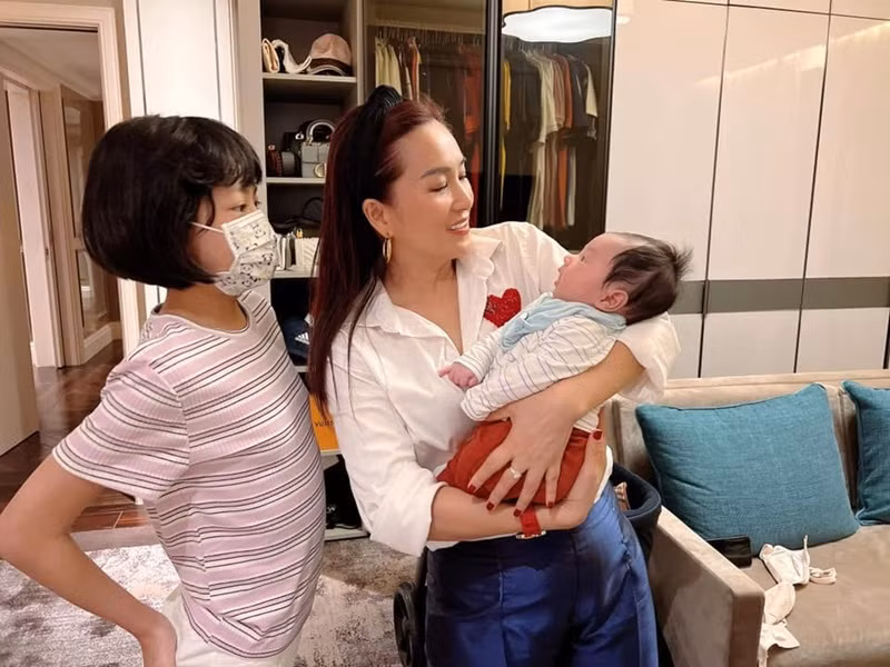 Bà xã của Bình Minh cưng nựng bé Gia Khang.