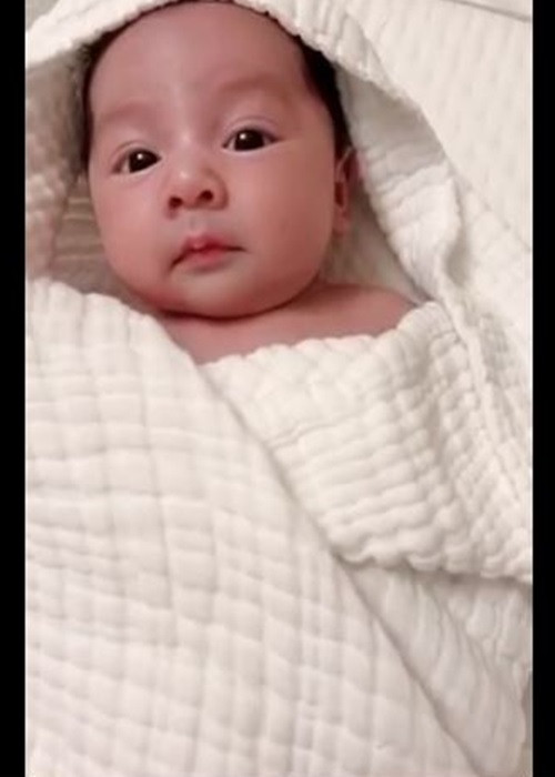 Bé Gia Khang thừa hưởng nhiều nét đẹp từ bố mẹ.