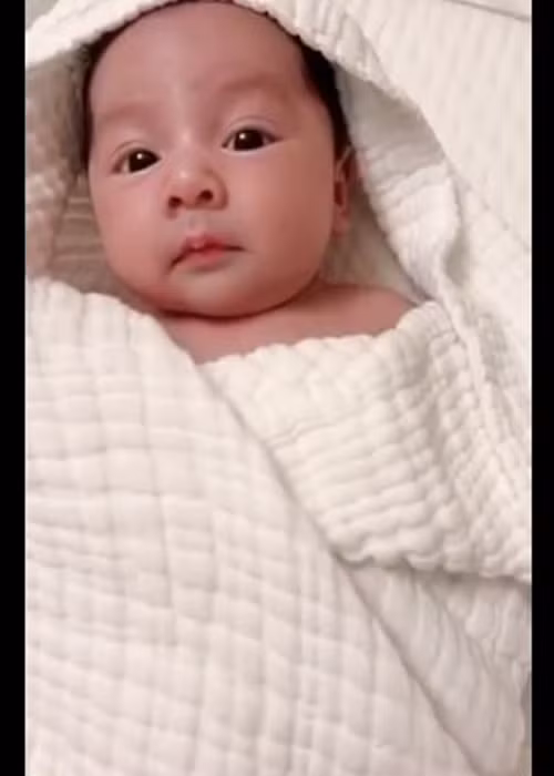 Bé Gia Khang thừa hưởng nhiều nét đẹp từ bố mẹ.