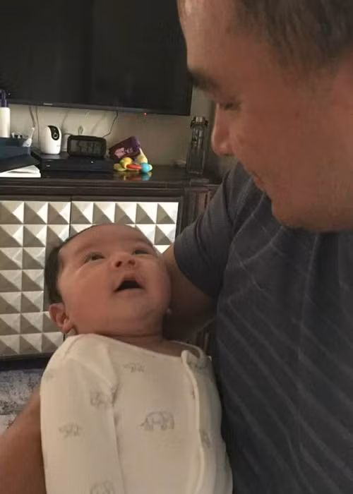 Khoảnh khắc đáng yêu của bé Gia Khang bên bố trong lúc mẹ vắng nhà.