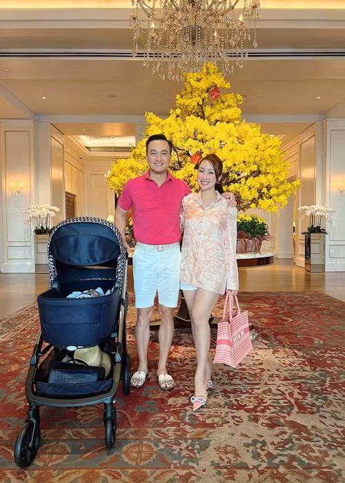 Chi Bảo và Lý Thùy Chang đăng ký kết hôn năm 2021. Cặp đôi chưa tổ chức đám cưới vì tình hình dịch COVID-19.