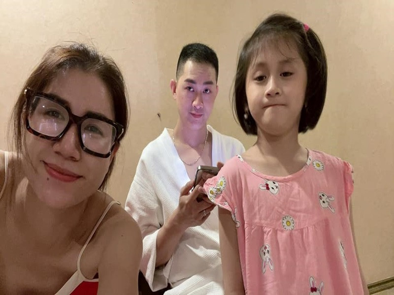 Lần này, ông xã của Trang Trần ở Việt Nam hơn 1 tháng trước khi trở lại Mỹ sinh sống. Ngoài hâm nóng tình cảm vợ chồng, Louis còn dành nhiều thời gian cho con gái để bù đắp khoảng thời gian xa nhà.