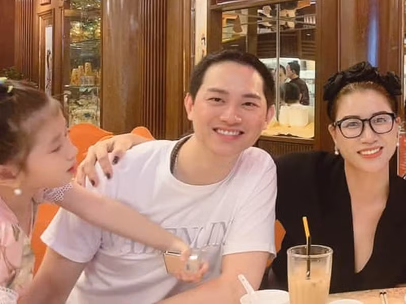 Cặp đôi gặp gỡ người thân, bạn bè.