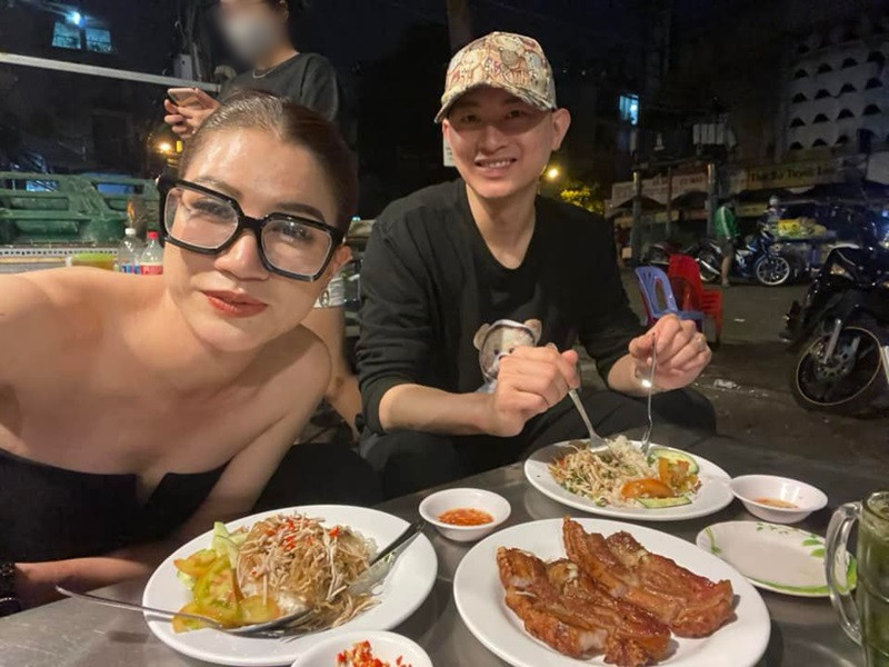 Trang Trần khoe khoảnh khắc đi ăn cùng ông xã Việt kiều.