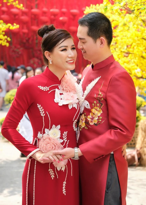 Nhiều năm nay, do công việc bận rộn, chồng của Trang Trần không thể về nước ăn Tết cùng vợ con. Năm nay, Louis trở về Việt Nam đúng dịp Tết khiến Trang Trần rất vui mừng.