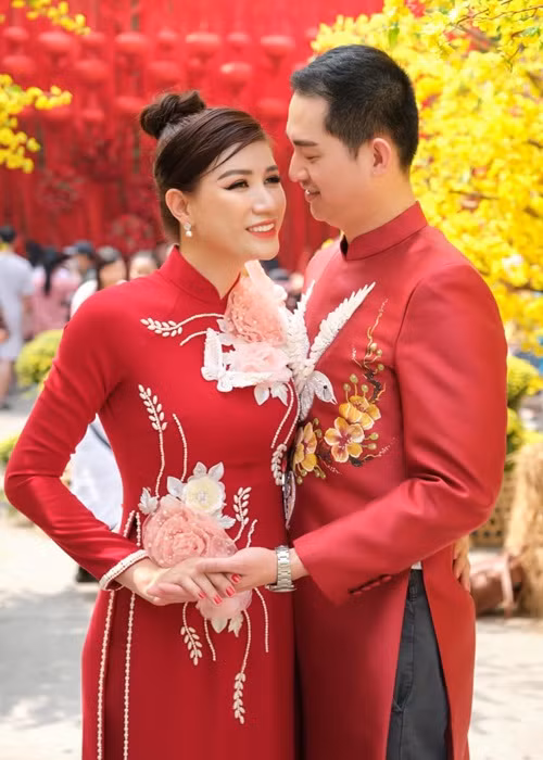 Nhiều năm nay, do công việc bận rộn, chồng của Trang Trần không thể về nước ăn Tết cùng vợ con. Năm nay, Louis trở về Việt Nam đúng dịp Tết khiến Trang Trần rất vui mừng.