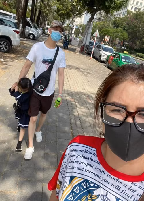 Louis nhiều lần mong muốn hai mẹ con Trang Trần sang Mỹ định cư để gia đình đoàn tụ. Tuy nhiên, Trang Trần muốn ở Việt Nam để kiếm tiền.