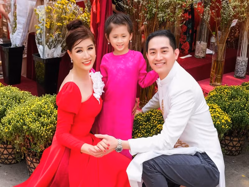 Trang Trần không ít lần than thở, con gái quấn quýt bố không rời.