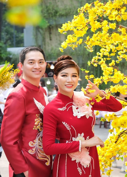 Trang Trần và chồng Việt kiều chụp ảnh áo dài sau khi đoàn tụ.