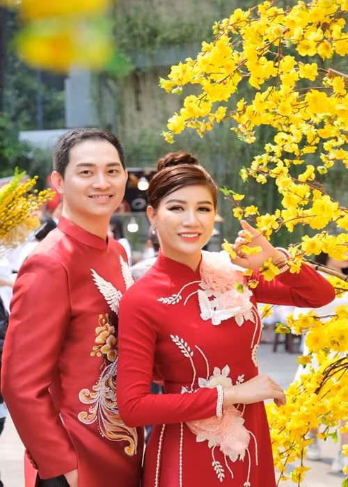 Trang Trần và chồng Việt kiều chụp ảnh áo dài sau khi đoàn tụ.