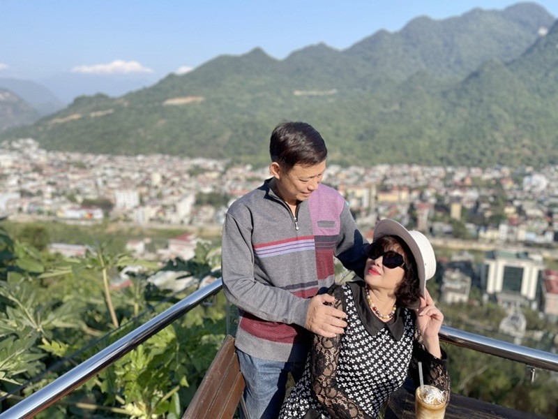 Vợ chồng nghệ sĩ Tiến Hợi có hai người con trai. Năm 1989 khi nghệ sĩ Tiến Hợi đóng phim "Hẹn gặp lại Sài Gòn" thì vợ ông mang bầu cậu con trai đầu lòng. Vợ chồng ông đặt tên con đầu lòng là Nguyễn Vương Thành. Khi nghệ sĩ Tiến Hợi quay xong phim "Hà Nội mùa đông năm 1946", vợ ông lại mang bầu. Con trai thứ hai của nghệ sĩ Tiến Hợi sinh năm 1997, tên Nguyễn Vương Nam. Ảnh: Dân Trí