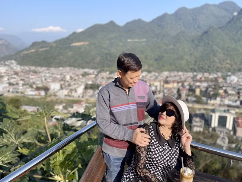 Vợ chồng nghệ sĩ Tiến Hợi có hai người con trai. Năm 1989 khi nghệ sĩ Tiến Hợi đóng phim "Hẹn gặp lại Sài Gòn" thì vợ ông mang bầu cậu con trai đầu lòng. Vợ chồng ông đặt tên con đầu lòng là Nguyễn Vương Thành. Khi nghệ sĩ Tiến Hợi quay xong phim "Hà Nội mùa đông năm 1946", vợ ông lại mang bầu. Con trai thứ hai của nghệ sĩ Tiến Hợi sinh năm 1997, tên Nguyễn Vương Nam. Ảnh: Dân Trí