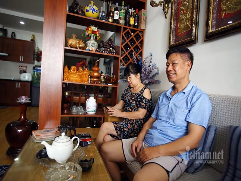 Những khi được ở nhà, nghệ sĩ Tiến Hợi không ngại giúp vợ làm việc nhà, dạy dỗ các con. Ảnh: Vietnamnet