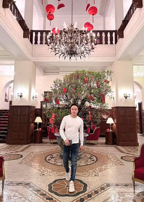 Nam ca sĩ chia sẻ trên trang cá nhân: “Thời đến cản không được. Đã chốt đơn xong dự án 2 - hơn 10.000m2. Đã đẹp trai lại còn may mắn nữa thì hỏi tại sao không có nhiều người yêu”. Thực tế, đây không phải là lần đầu tiên Cao Thái Sơn chia sẻ sự tự tin về ngoại hình hiện tại.