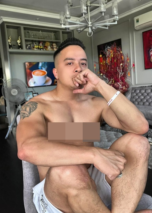 Ít ngày trước, anh đăng ảnh khoe hình thể 6 múi cuồn cuộn.