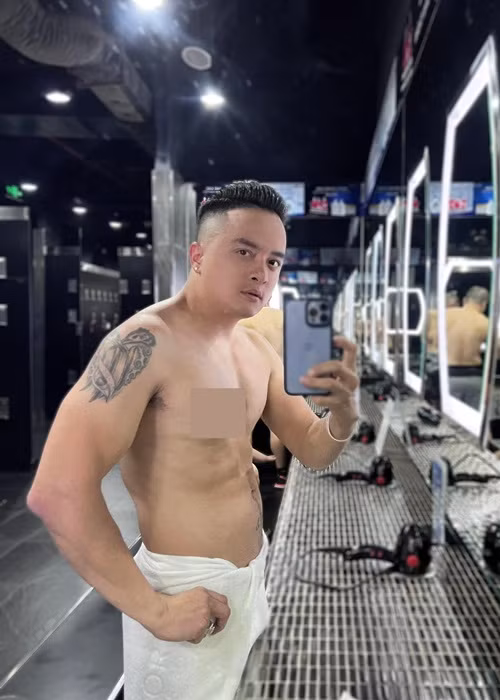 Cao Thái Sơn khẳng định dù gần tuổi 40 nhưng vẫn phong độ. “Sơn có gương mặt học sinh, tiêu chuẩn Việt Nam chất lượng cao nên các bạn không nên tin vào những sản phẩm photoshop đang lan truyền trên mạng nhé. Những gì đăng trên Facebook có màu sắc tươi sáng da giòn rám nắng mới là chú thật sự nè”, anh viết.