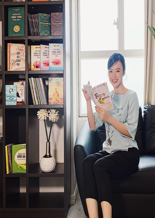 Giống Cao Thái Sơn, Angela Phương Trinh vui vẻ lộ diện sau ồn ào ngừng tìm hiểu.