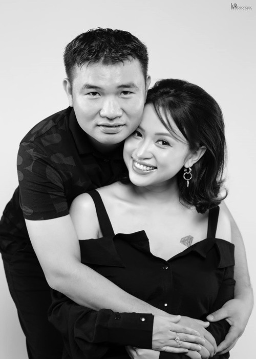 Nữ MC sinh năm 1985 chia sẻ mang bầu bé gái hình như khiến cô điệu đà hơn.