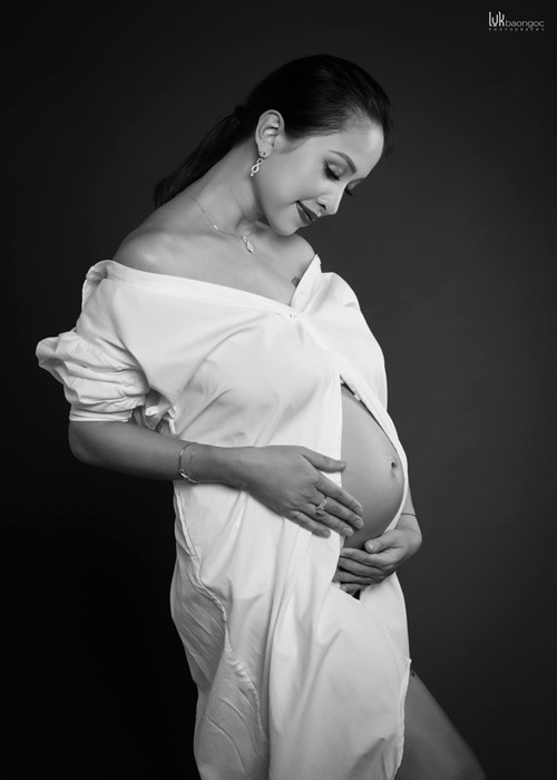 Mới đây, nữ MC khoe bộ ảnh bầu bí mang màu đen trắng.