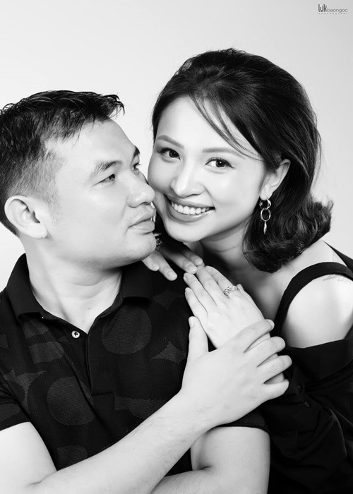 Chuẩn bị chào đón con vào năm con hổ, Vân Hugo trải lòng: "Thực ra, "công chúa hổ vàng" này đến với Vân tình cờ lắm. Trước đó, 2 năm liền, vợ chồng Vân mòn mỏi chờ mong sẽ đậu thêm bé nữa mà có được đâu. Thế nên, khi biết tin có bầu, cả nhà đều hy vọng và chờ đợi ngày được chào đón em tiểu Hổ mà không hề e ngại gì luôn".