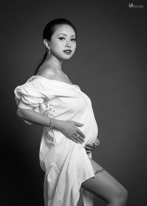  MC Vân Hugo đang mang bầu lần 2. Cô được nhiều người khen ngợi vẫn trẻ trung, gợi cảm.