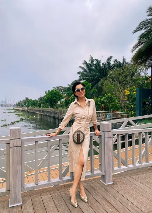 Năm 2021, MC Kỳ Duyên bị nhiều cư dân mạng ném đá khi khẳng định khán giả không nuôi nghệ sĩ. Trước những ý kiến trái chiều từ cư dân mạng, Kỳ Duyên khẳng định bản thân chưa bao giờ nói không cần khán giả hay không trân trọng tình cảm của khán giả. Nữ MC thừa nhận cô không hiểu hết nghĩa bóng, nghĩa đen của chữ “nuôi” nên nghĩ “nuôi” đồng nghĩa “cho không” hoặc “bố thí”. Ảnh: FBNV