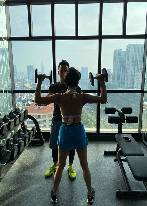 Bà mẹ hai con dành thì giờ tập thể thao để giữ vóc dáng thon gọn. Ảnh: FBNV