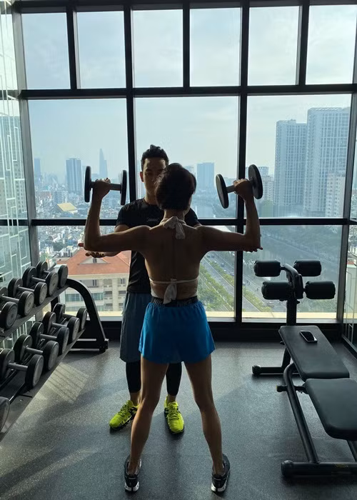 Bà mẹ hai con dành thì giờ tập thể thao để giữ vóc dáng thon gọn. Ảnh: FBNV