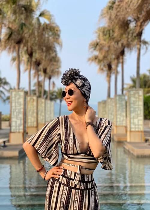 “Chúng tôi vẫn là bạn. Đôi khi ngủ chung nhưng đôi khi không và có thể ngủ với người khác. Điều này chỉ cần hai người hiểu với nhau. Mình sống theo luật của mình mà, không hại ai. Một ngày nào đó người bạn trai tìm được tình yêu mới, tôi nghĩ mình cũng phải vui cho họ. Đó mới là bạn đời chứ", Kỳ Duyên chia sẻ. Ảnh: FBNV