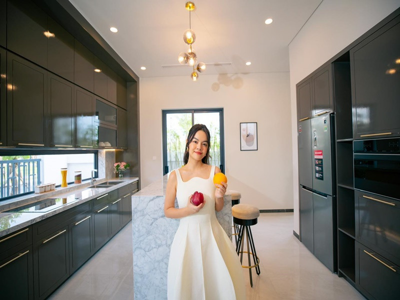 Năm 2021, cô tậu hai căn nhà phố liền kề. Phạm Quỳnh Anh cho biết, hai căn nhà là món quà của cô dành cho hai con.