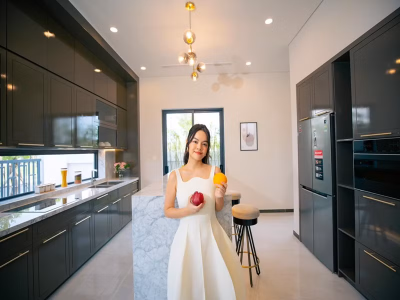 Năm 2021, cô tậu hai căn nhà phố liền kề. Phạm Quỳnh Anh cho biết, hai căn nhà là món quà của cô dành cho hai con.