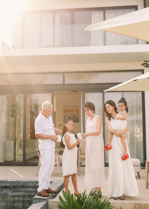 Vợ cũ của ông bầu Quang Huy chia sẻ, một ngày bình thường, khi các con tới trường thì cô đi làm, buổi chiều đón con về, 3 mẹ con tíu tít bên nhau cho đến khuya. Khi hai con ngủ, Phạm Quỳnh Anh mới có thời gian cho riêng mình, hoặc quay lại với công việc. Nữ ca sĩ may mắn được bố mẹ đẻ hỗ trợ chăm sóc các con.