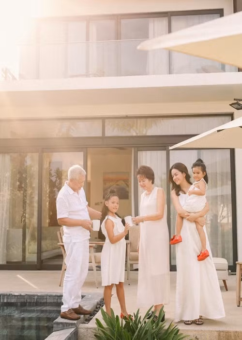 Vợ cũ của ông bầu Quang Huy chia sẻ, một ngày bình thường, khi các con tới trường thì cô đi làm, buổi chiều đón con về, 3 mẹ con tíu tít bên nhau cho đến khuya. Khi hai con ngủ, Phạm Quỳnh Anh mới có thời gian cho riêng mình, hoặc quay lại với công việc. Nữ ca sĩ may mắn được bố mẹ đẻ hỗ trợ chăm sóc các con.