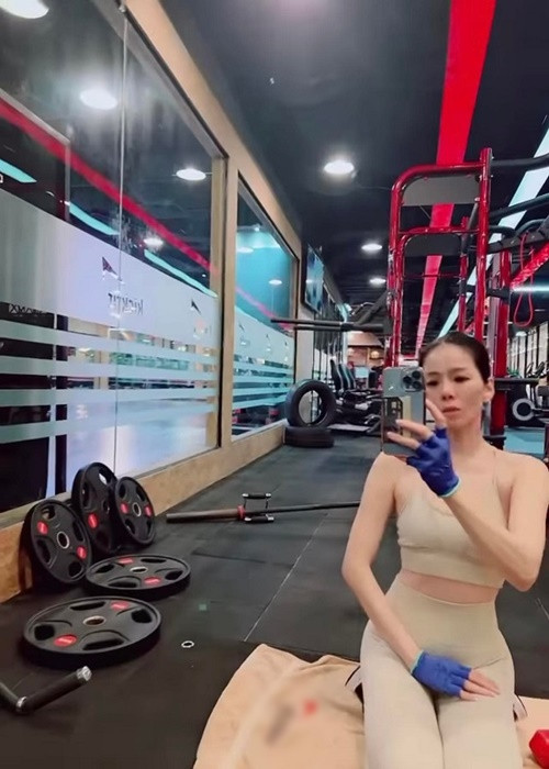 Để giữ được vóc dáng thon gọn, Lệ Quyên chăm tập luyện. Mới đây, cô khoe chinh phục mức tạ 60kg.