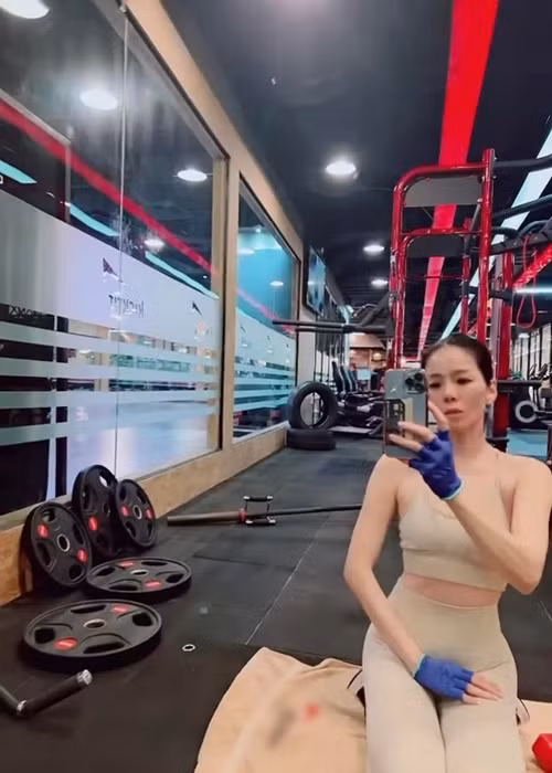 Để giữ được vóc dáng thon gọn, Lệ Quyên chăm tập luyện. Mới đây, cô khoe chinh phục mức tạ 60kg.