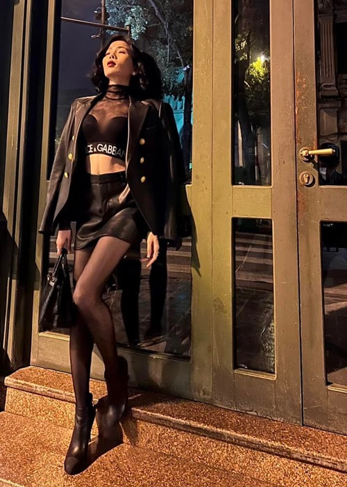 Nữ hoàng phòng trà khoe vòng một lấp ló khiến người nhìn khó rời mắt.