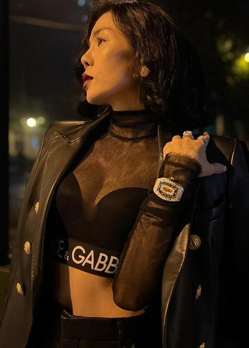 Lệ Quyên diện áo croptop có lớp voan mỏng, áo jacket cùng chân váy ngắn.