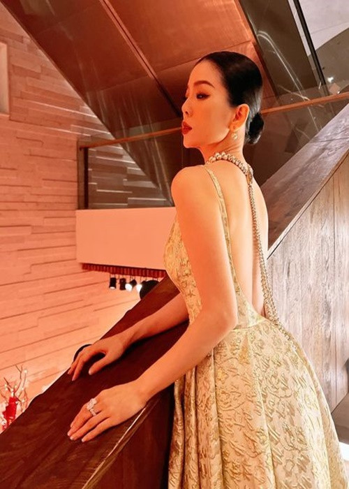 Vừa qua, cô đăng ảnh diện nội y đồng thời chia sẻ: "Theo thông lệ, ta check body cái xem nào. Để vạn vật xung quanh không bị bẻ cong, để hình ảnh trung thực rõ nét. Nhất là với người dốt công nghệ, vụng về không biết chỉnh sửa như mình thì tốt nhất là phải giữ gìn thôi".