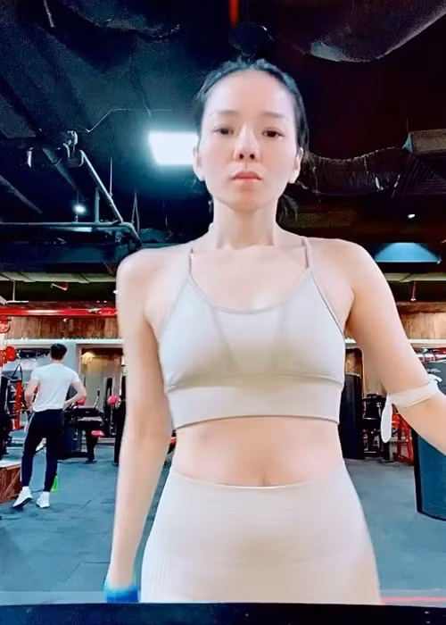 Lệ Quyên để mặt mộc khi tập luyện. Cô được khen có gương mặt tươi tắn dù không trang điểm.