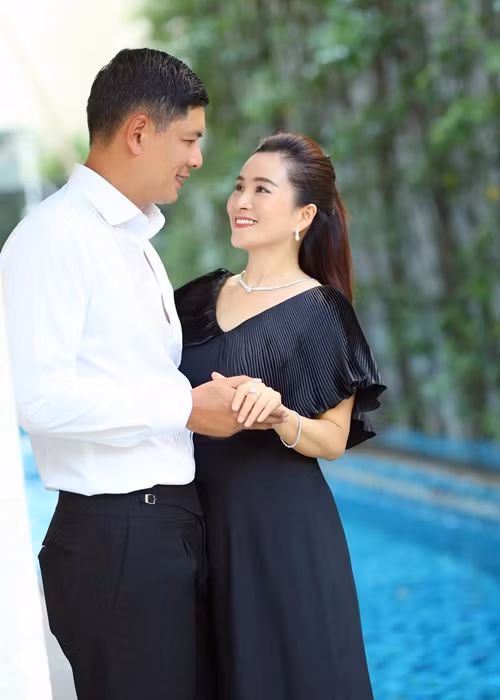Binh Minh tang qua Valentine som cho vo hon 4 tuoi