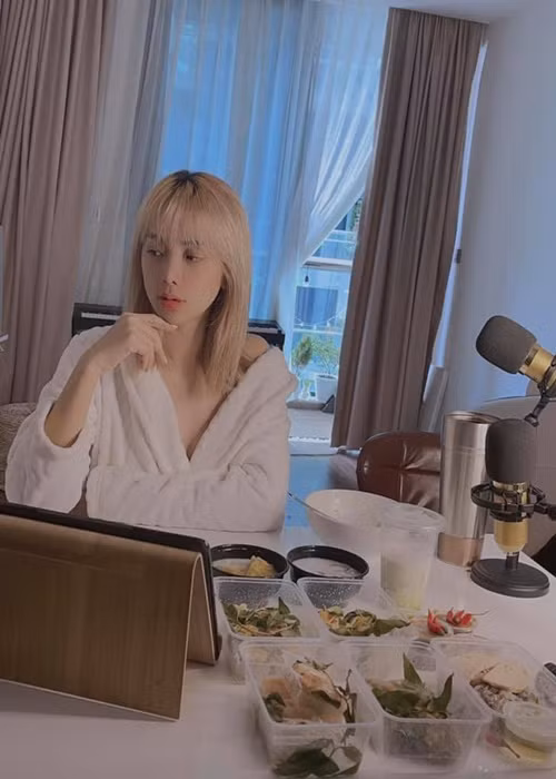 Lan Trinh từng gây chú ý khi chia sẻ về việc bị sàm sỡ khi đi diễn. Theo đó, một lần cô được đại gia mời hát ở Phú Quốc và khi xuống sân khấu đã bị người đó ôm sỗ sàng.