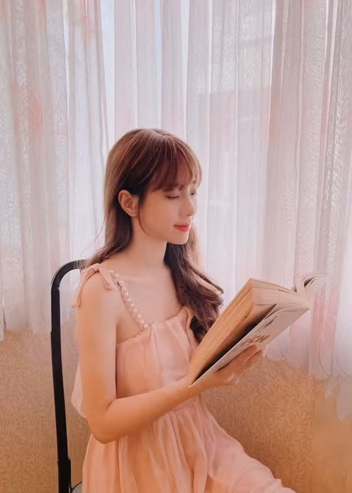 Năm 2020, Lan Trinh công khai hẹn hò bạn trai chuyển giới tên Kenji.