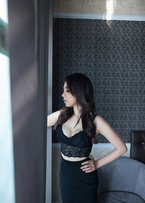 Cô sở hữu thân hình gợi cảm cùng gương mặt xinh đẹp.