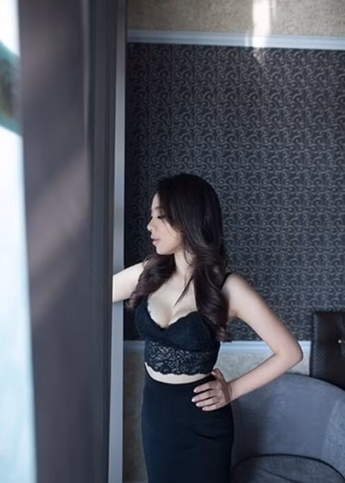 Cô sở hữu thân hình gợi cảm cùng gương mặt xinh đẹp.