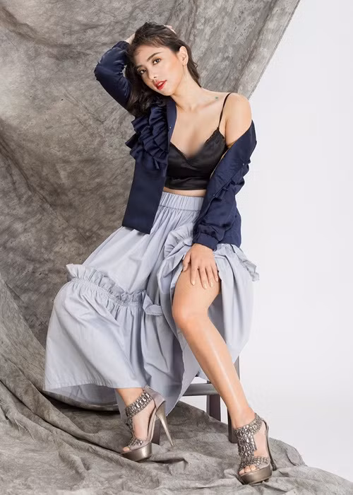 Nữ ca sĩ cho biết, cô phẫu thuật hút mỡ tạo cơ vòng hai và tiêm mỡ khuyết mắt.