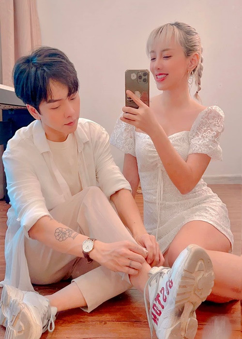 Mới đây, cô được người yêu kém 5 tuổi tặng nhẫn đính hôn.