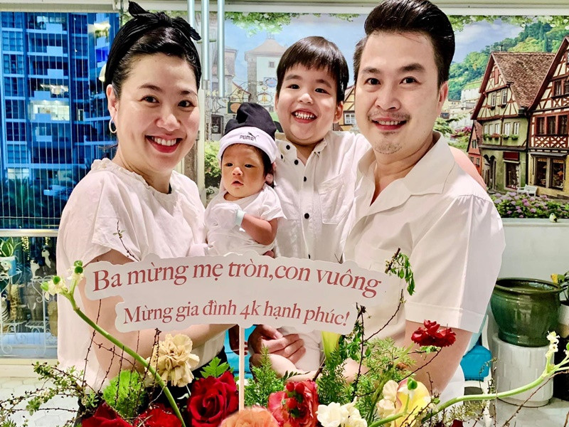 Vợ chồng Lê Khánh khoe bé Tuấn Kha tròn 1 tháng tuổi.