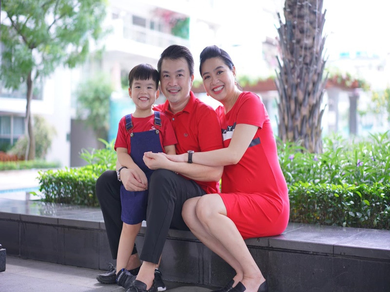 Lê Khánh sinh con trai đầu lòng Tuấn Khang vào năm 2018. Năm 2021, cô mang bầu con trai thứ hai.