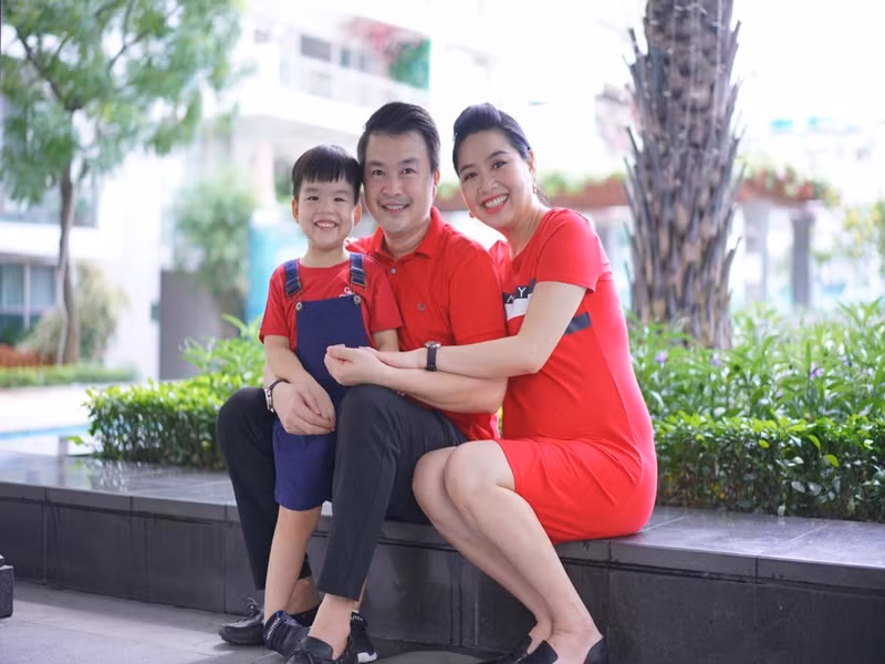 Lê Khánh sinh con trai đầu lòng Tuấn Khang vào năm 2018. Năm 2021, cô mang bầu con trai thứ hai.