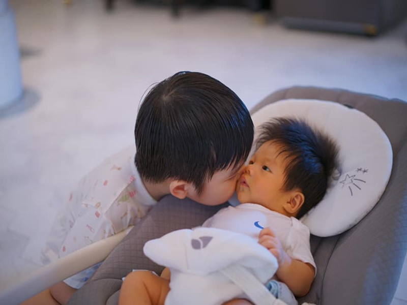 Bé Tuấn Khang yêu thương cậu em trai nhỏ.